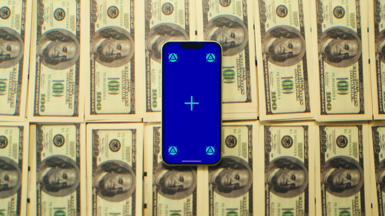 Pile di banconote in dollari ed euro, conteggio di banconote, agente di polizia specializzato che conta banconote in dollari ed euro in laboratorio forense con macchina, denaro incassato, cambio di bitcoin, acquisto di un immobile in banca