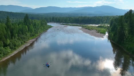 turistas en un barco navegando en el río flathead en la u.
