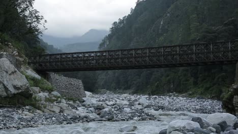 himalaya río montañoso ganges que fluye a través de los pueblos del himalaya - ciudades en uttarakhand, india