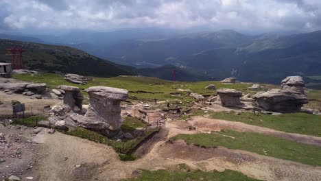 Drohnen-Luftaufnahme-Der-Babele-Felsen-Im-Bucegi-Gebirge