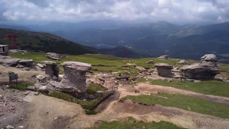 toma aérea de drones rocas de babele en las montañas de bucegi