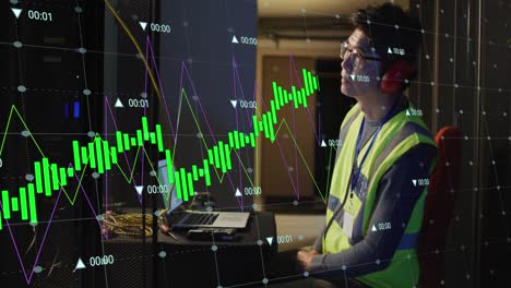 Animación-Del-Procesamiento-De-Datos-Sobre-Un-Hombre-Birracial-Usando-Una-Computadora-Portátil-En-La-Sala-De-Servidores