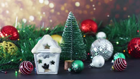 hermosa decoración navideña brillante con guirnaldas, adornos y luces parpadeantes,
