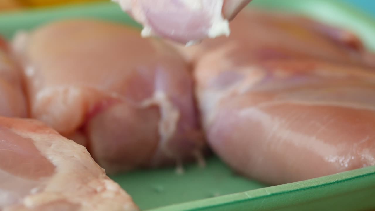 muslos de pollo crudos listos para cocinar