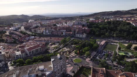 Luftaufnahme,-Die-über-Dem-Plasencia-Aquädukt-Am-Rande-Der-Ummauerten-Marktstadt-Kreist,-Mit-Berglandschaft-In-Der-Ferne