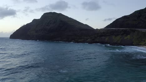 Tiro-Inverso-Ascendente-De-Makapuu-Oahu-Hawaii-Bajo-La-Luz-De-La-Hora-Azul