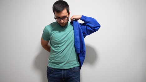 hombre se pone su chaqueta azul mecánica para comenzar el día de trabajo, 4k