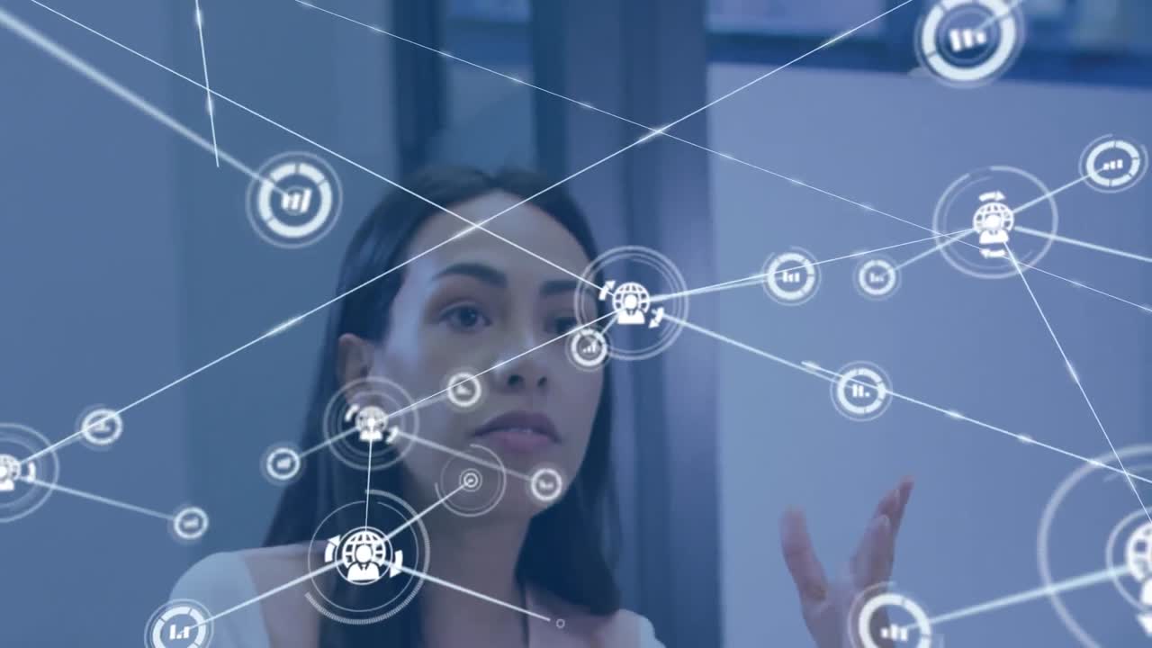 animación de una red de iconos digitales contra una mujer biracial hablando en la oficina