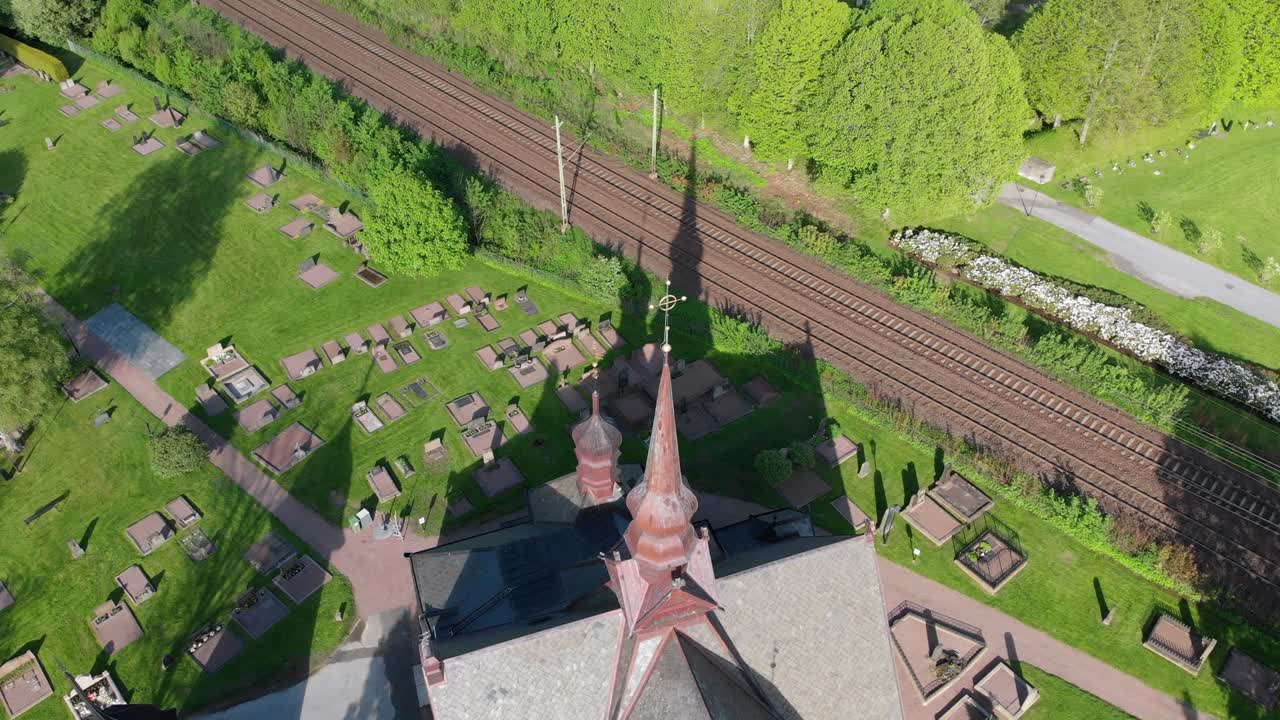 красивая церковная башня тень на земле, воздушное кружение