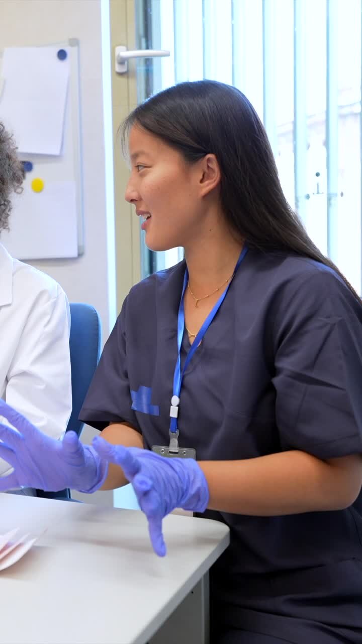 médicos y enfermeras en una reunión