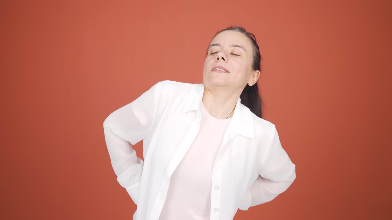 허리 통증이 있는 여성.