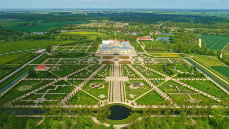 Luftaufnahme-Des-Schlossmuseums-Rundale-In-Bauska,-Lettland