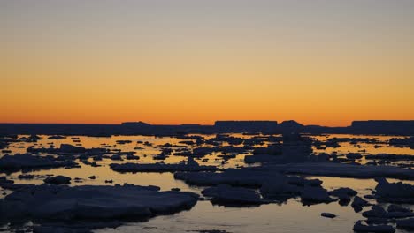 hielo marino antártico y icebergs durante la puesta del sol
