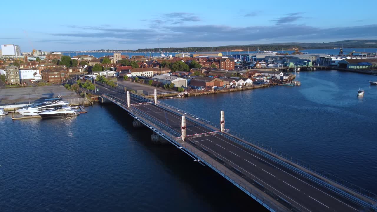 보트가 항해할 수 있도록 열리는 풀의 쌍둥이 돛 다리5