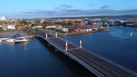 puente de velas gemelas en poole que se abre para que los barcos naveguen5