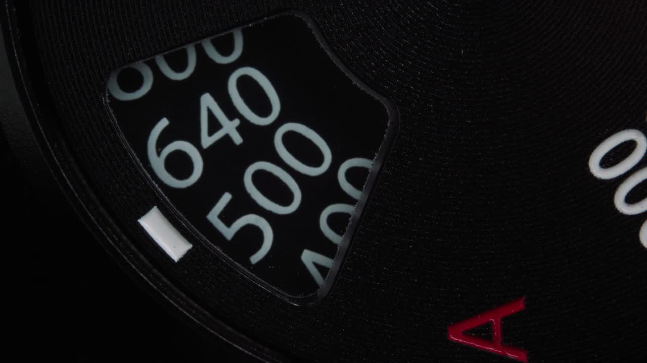 vista macro extrema del cambio de los indicadores iso en la cámara sin espejo o dslr, primer plano, imágenes detalladas. estilo vintage retro. concepto de equipo fotográfico o de cineasta.