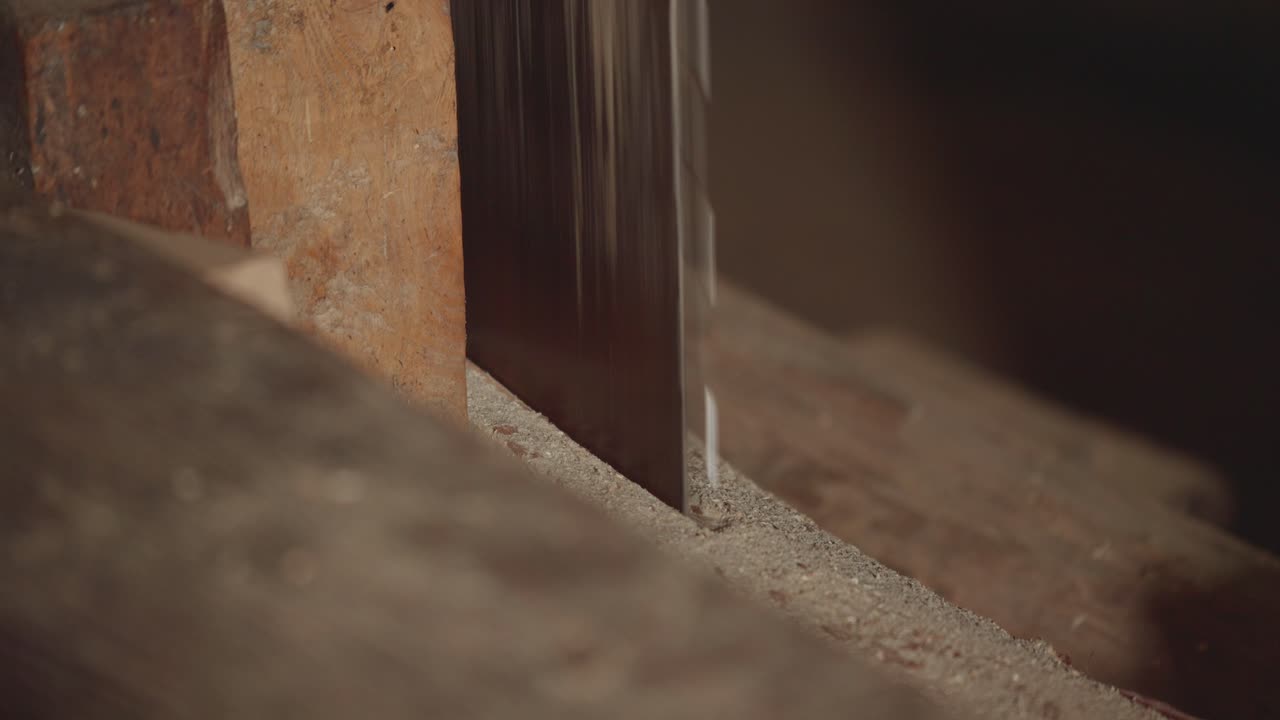 vista de cerca de una antigua sierra de carpintería afilada durante el movimiento, italia.