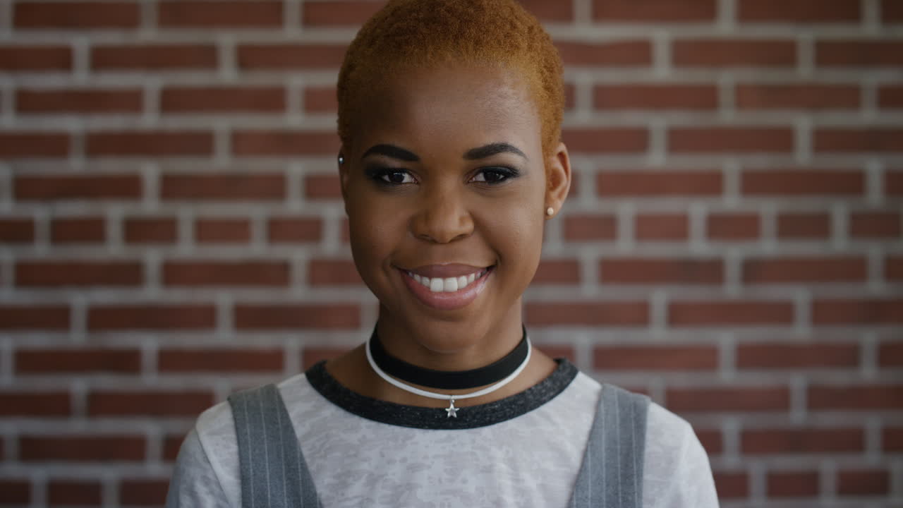 retrato exitosa mujer afroamericana estudiante sonriendo disfrutando de un estilo de vida independiente éxito feliz mujer negra de cabello rojo cámara lenta