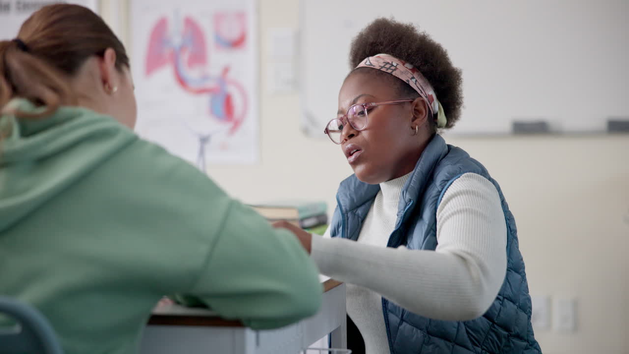 Studenti che collaborano e imparano in un ambiente di classe.