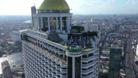 los turistas son vistos en el sky bar en lo alto de la torre estatal en bangkok, tailandia