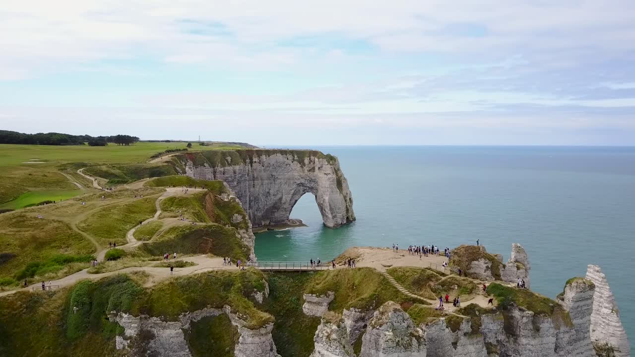 volando hacia arriba y girando hacia el arco de etretat y el mar
