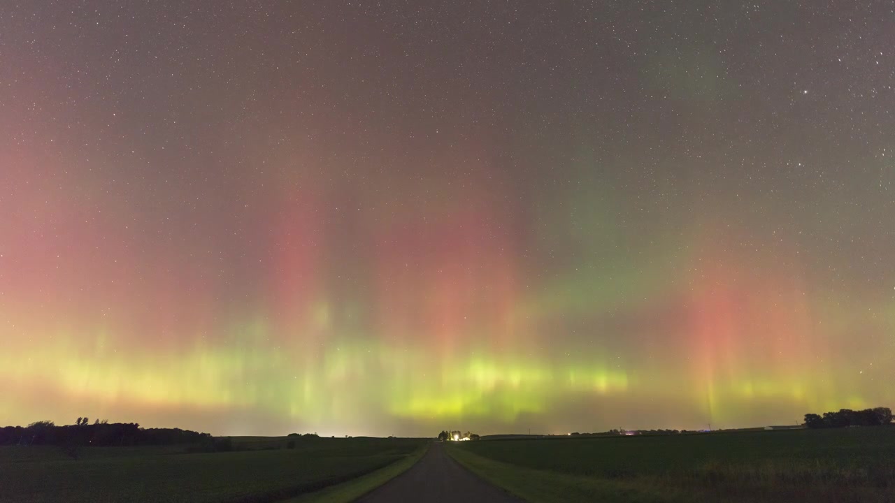 Fenomeno naturale Aurora che danza sopra il Wisconsin rurale, USA. Bagliori