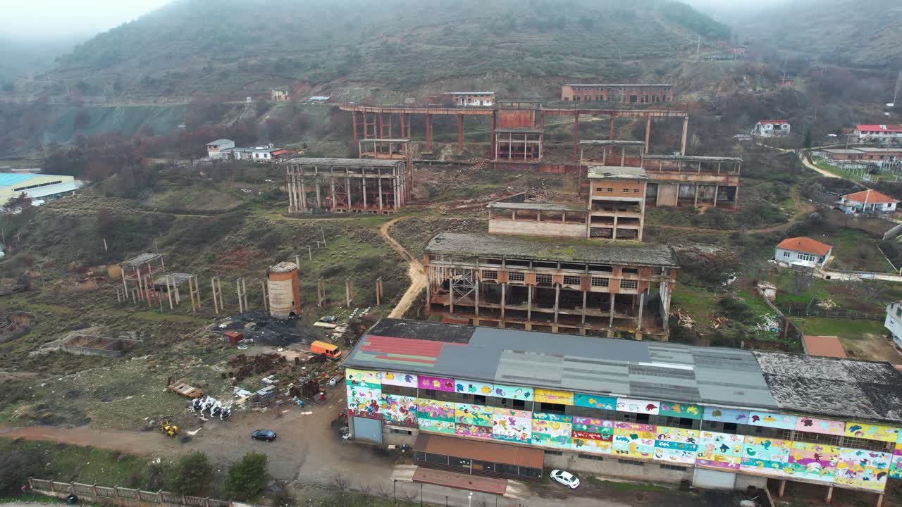 뼈대 건물이 있는 광산 근처의 버려진 공장은 알바니아의 공산주의 시대에서 남아 있습니다.