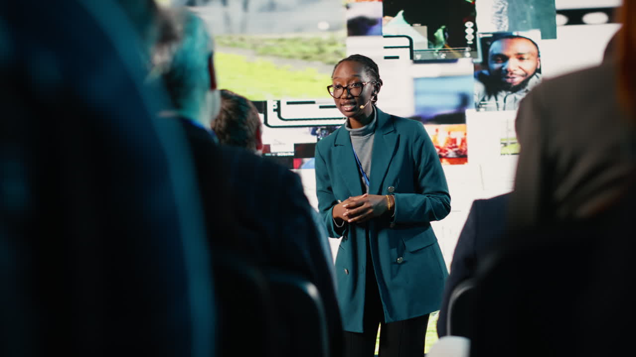Black woman leads dynamic social media presentation during corporate event