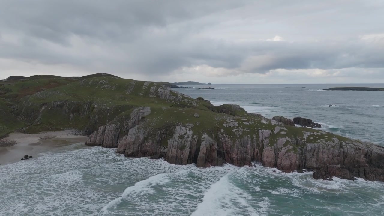 Kystlinjen ved Durness er en af Skotlands skjulte perler, der tilbyder en unik blanding af naturskønne strande, imponerende klipper og panoramaudsigt, der indfanger højlandets ånd.