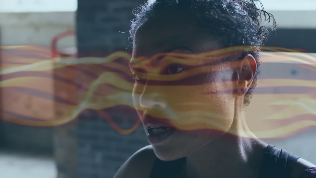 animación de senderos amarillos sobre una deportista afroamericana en el gimnasio