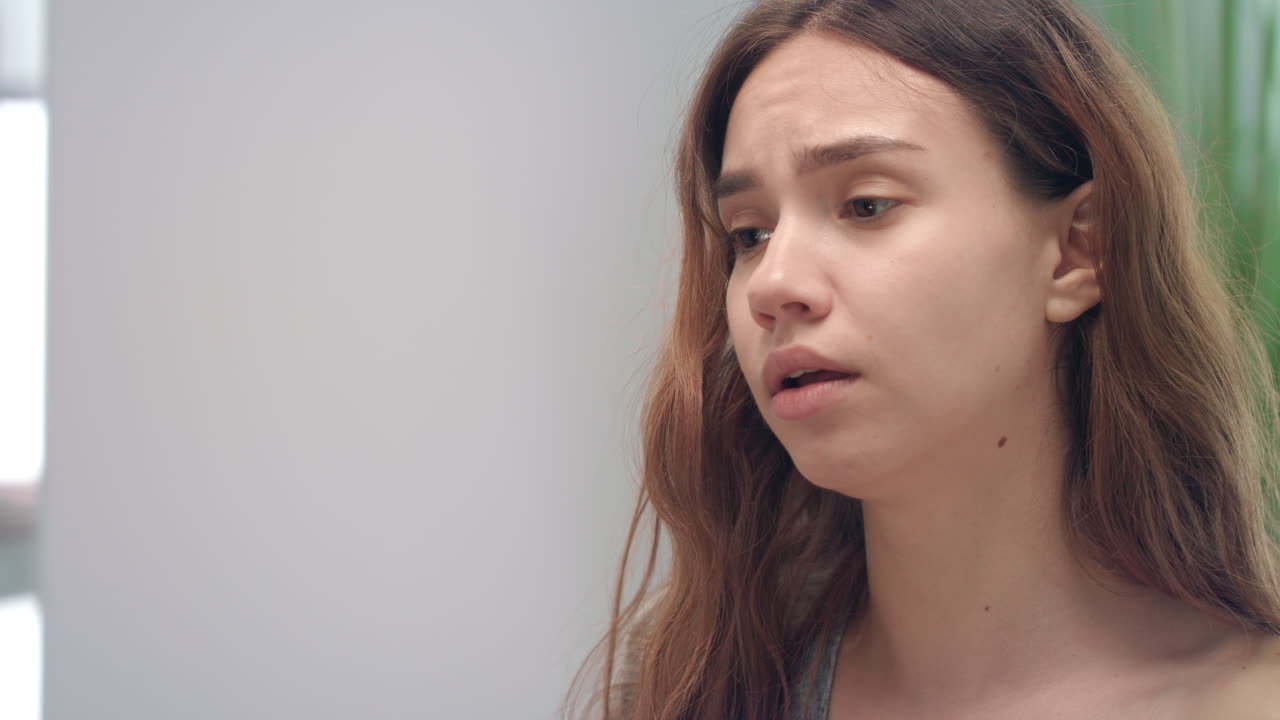 코가 흐르는 건강하지 않은 어린 소녀