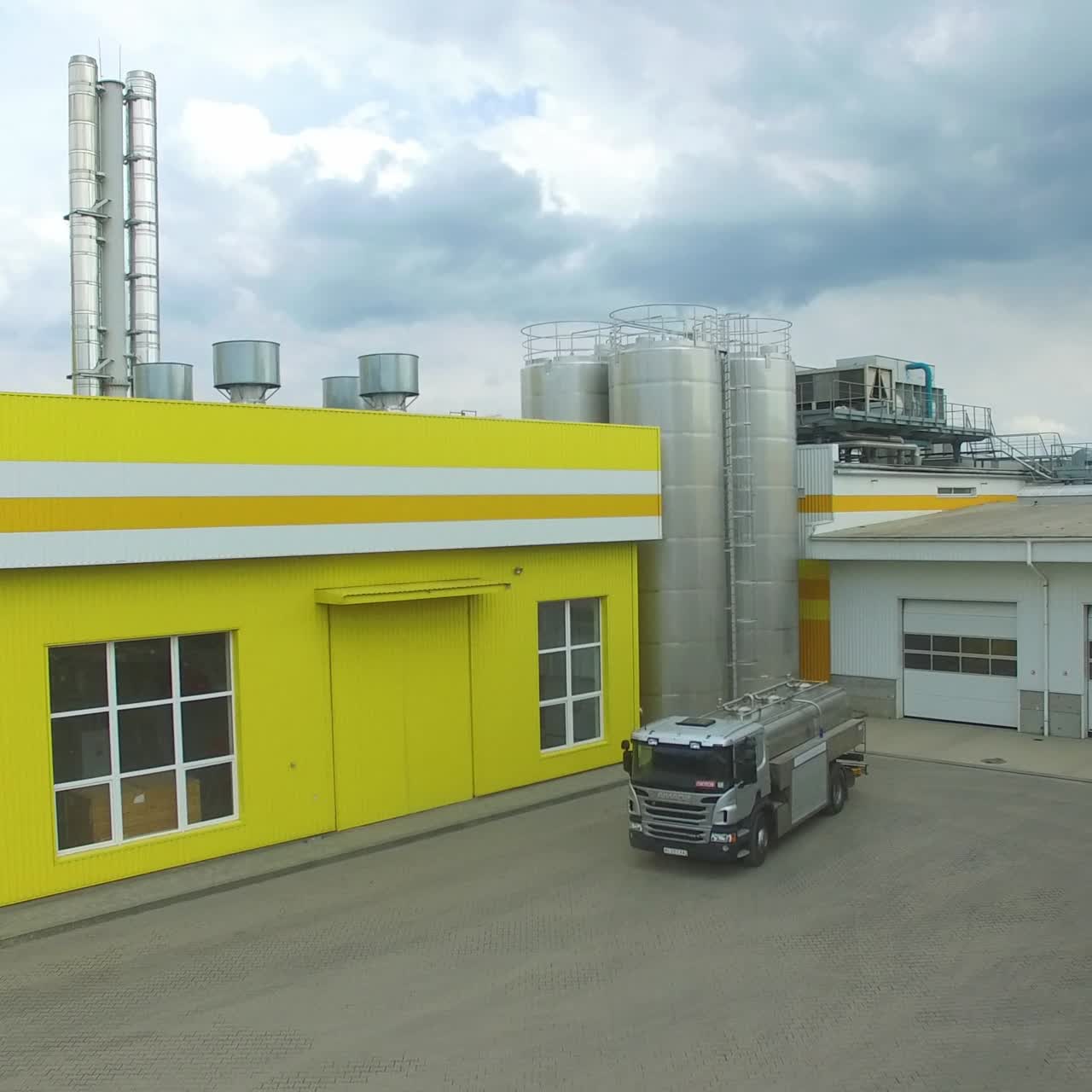 zona industrial con fábrica