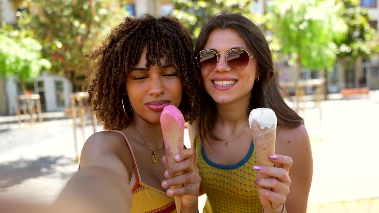 Duas mulheres saboreando um sorvete
