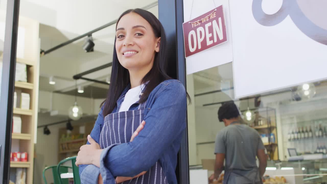Proprietário de pequena empresa sob um letreiro de