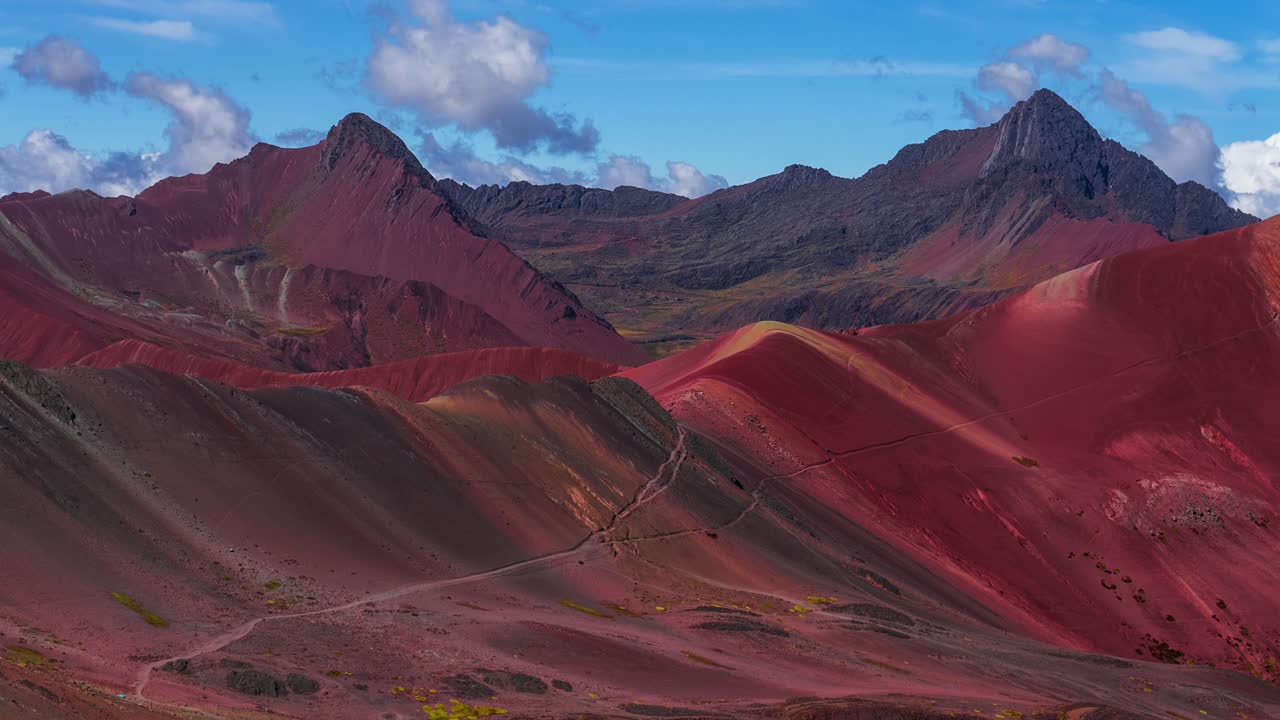 Valle Rosso Ande Peruviane Montagna Arcobaleno Vinicunca Perù Perú Time lapse sette colori siete colores montañas mattino cielo blu nuvole movimento stagione delle piogge secca natura paesaggio sentiero statico