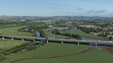 Vista-Aérea-Del-Puente-De-La-Autopista-M5-Que-Cruza-El-Río-Exe-En-Exeter