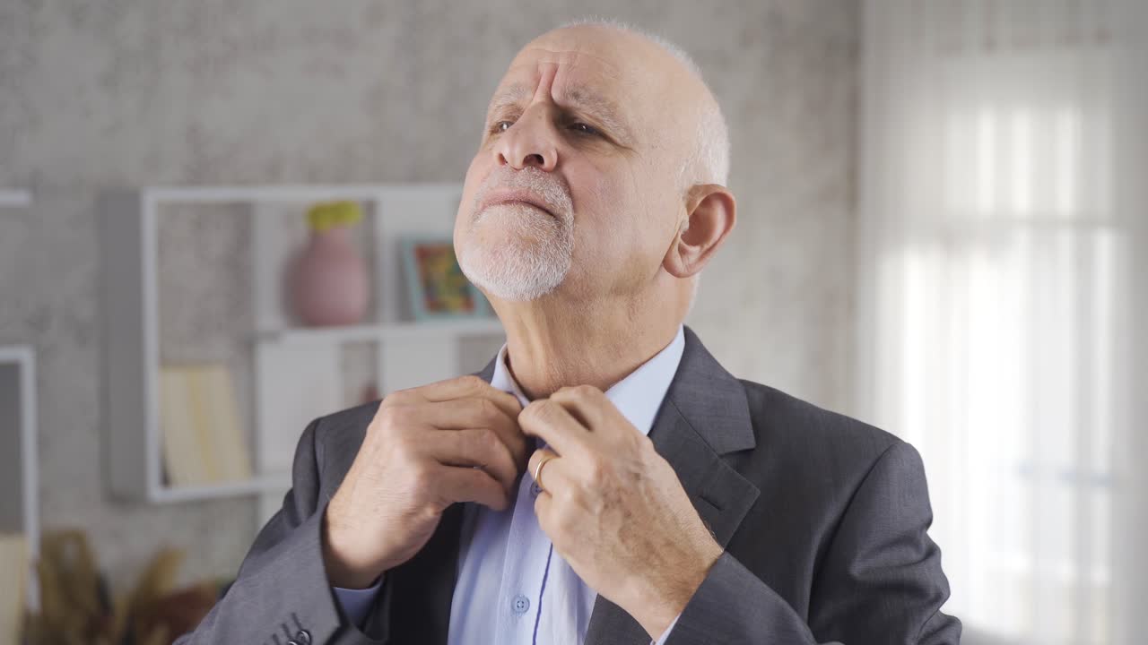 잘 꾸며져 있고 단단한  ⁇ 은이가 슈트를 입고 있습니다.