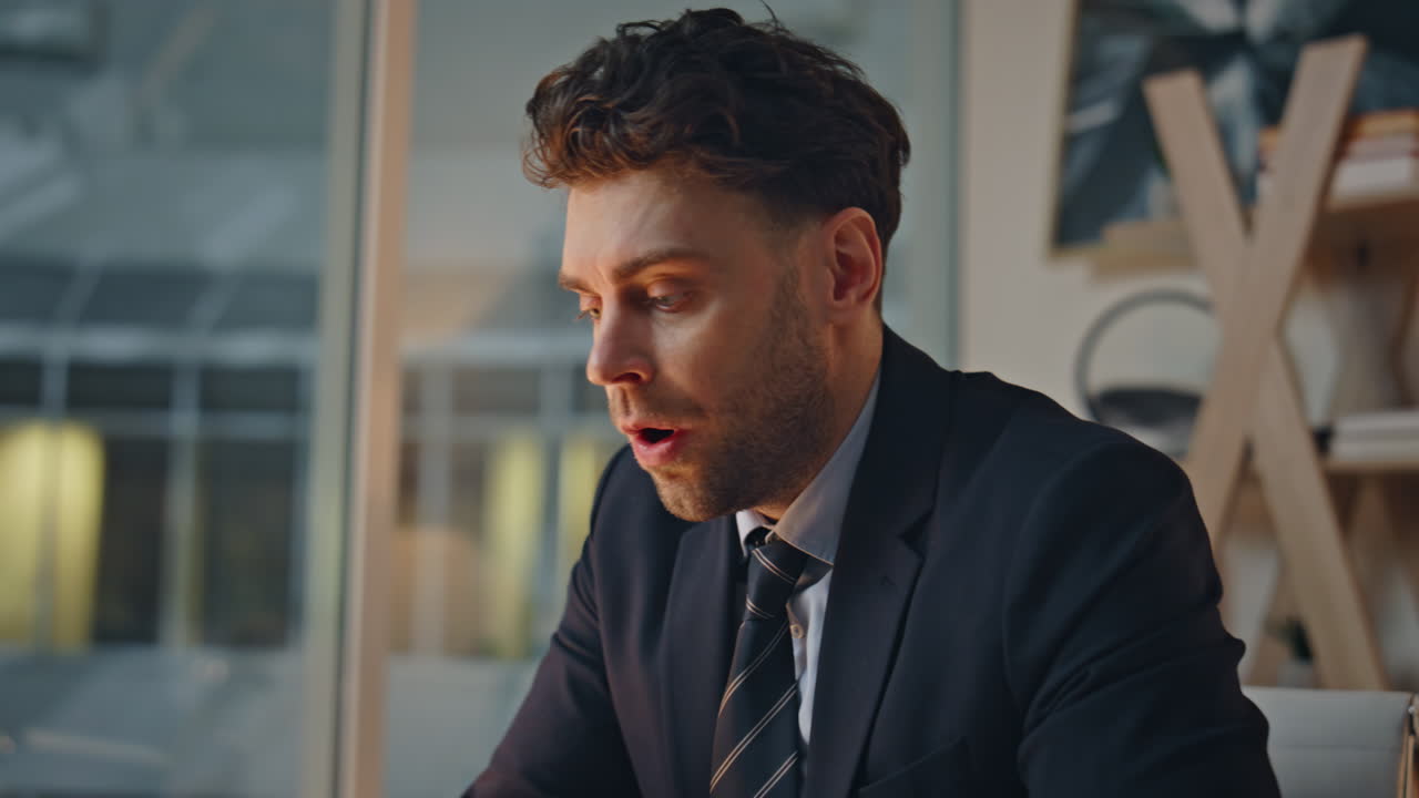 Manager deluso scopre un errore nel progetto, lavorando fino a tardi in ufficio, primo piano del laptop.