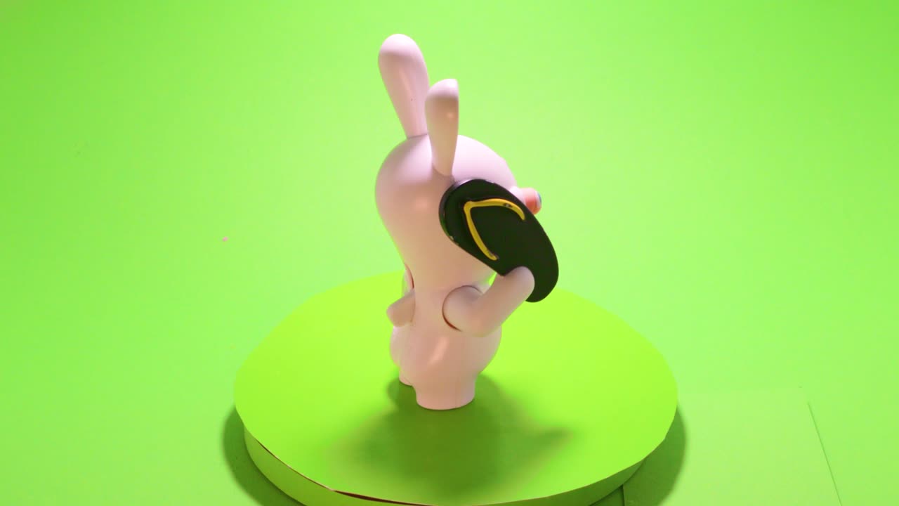 chromakey에서 장난감 토끼 고립된 재미있는 물체 녹색 화면을 회전