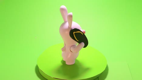 conejo de juguete en chromakey girar aislado objeto gracioso pantalla verde