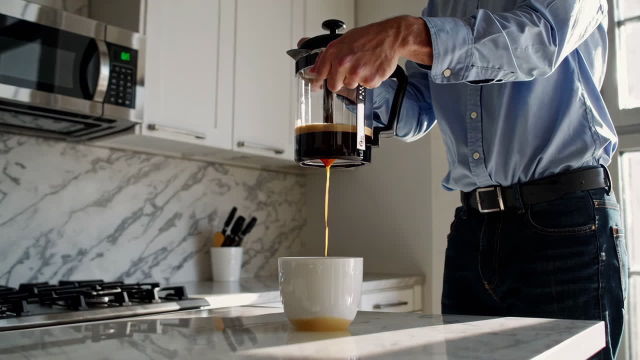 프렌치 프레스 로 커피 를 만드는 것