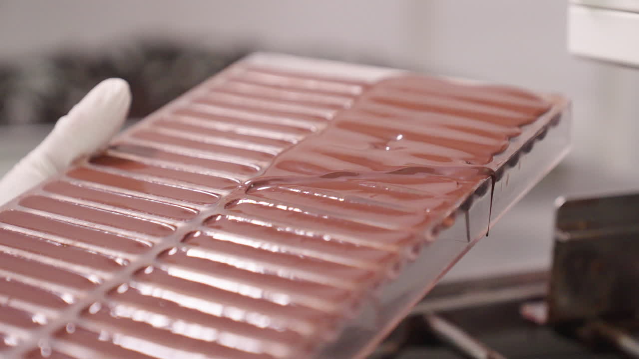 producción de palitos de chocolate, fabricación de barras de chocolate, suavizado de chocolate líquido en moldes de plástico