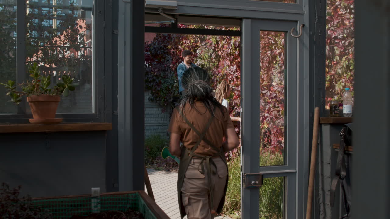 식물들을 돌보는 사람들