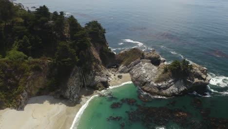 volando sobre el famoso destino de viaje por carretera en la autopista pacífica 1 california, estados unidos, antena 4k