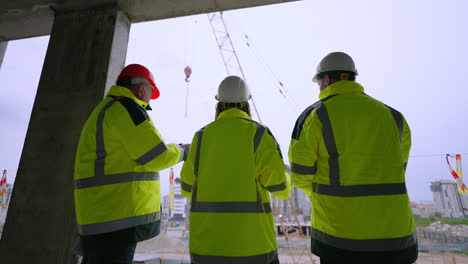 El-Equipo-De-Ingenieros-Civiles-Está-Viendo-La-Construcción-De-Edificios-Residenciales-En-Construcción.