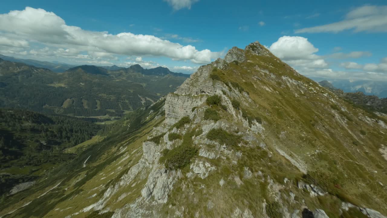 tomada de un avión no tripulado de la cima de una montaña en austria
