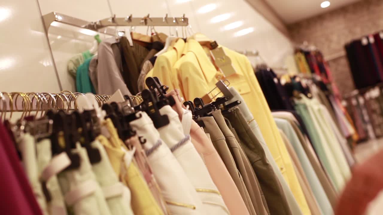 쇼핑하는 여성 옷 2