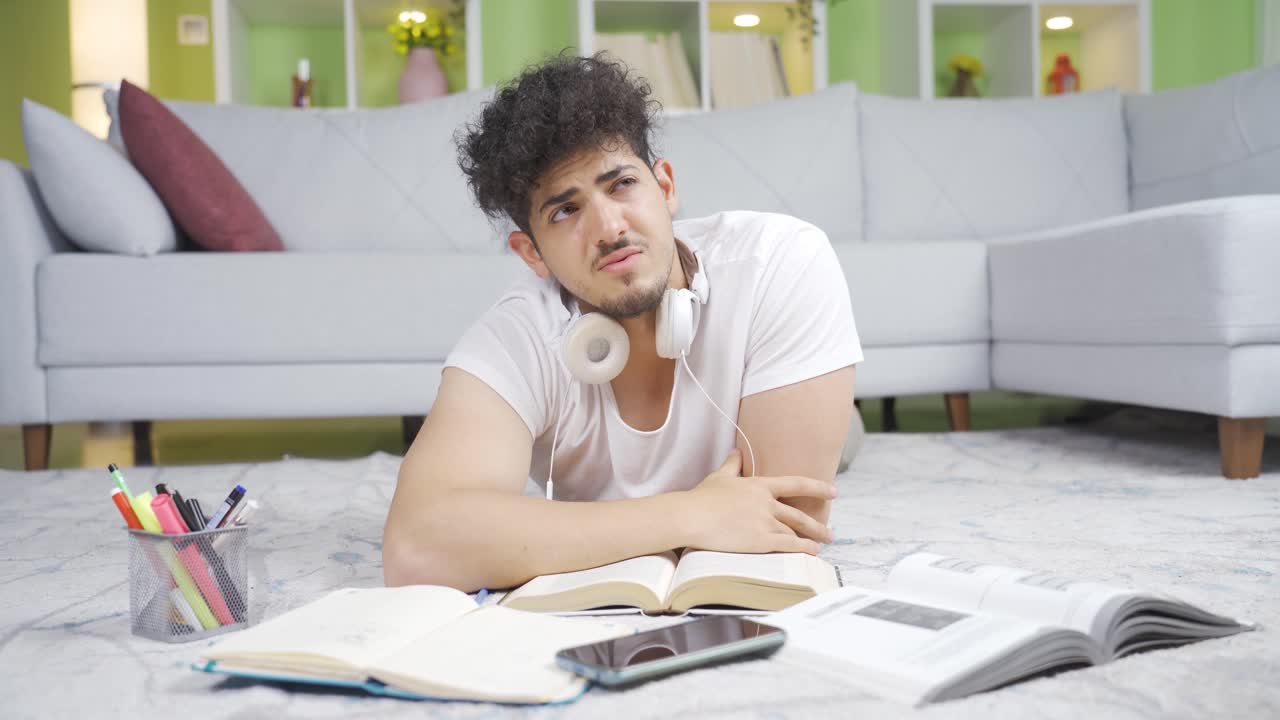 estudiante de sexo masculino deprimido.