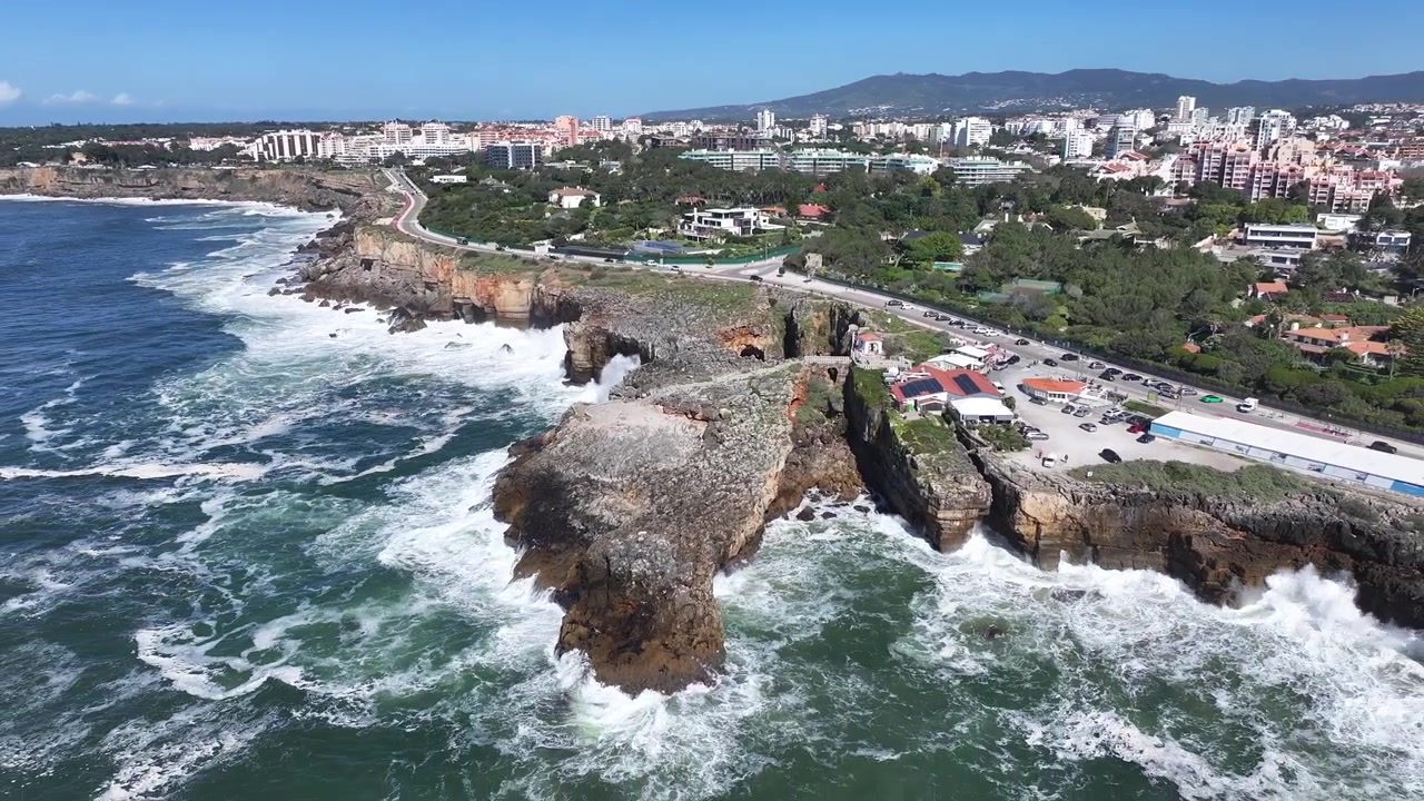 Skyline di Cascais a Cascais, nel distretto di Lisbona, Portogallo. Paesaggio costiero. Attrazione turistica. Veduta aerea della città.