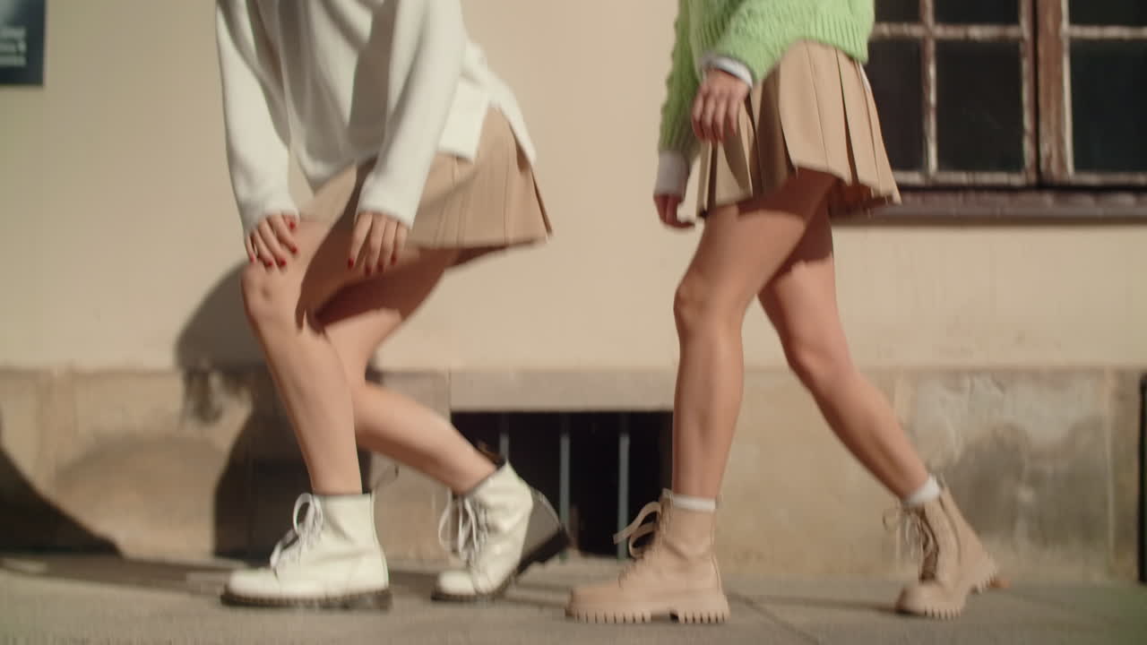 두 명의 여성이 패션 의상을 입고 포즈를 취하고 있습니다.